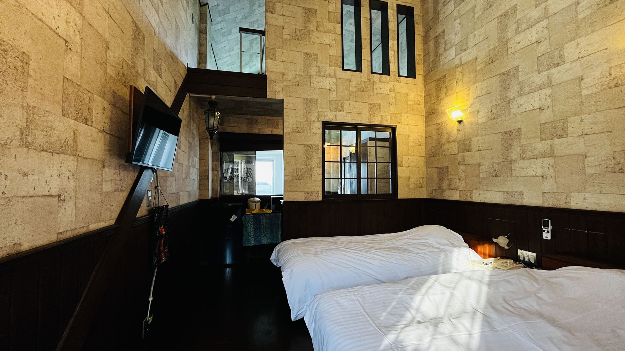 本館1号室◆落ち着いた灯りに包まれる、クラシックな雰囲気のツインルーム。*