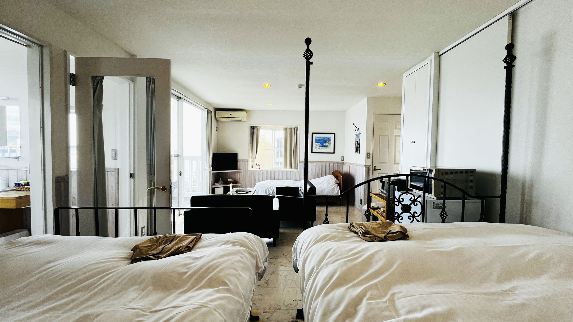 本館7号室◆広々とした空間にアイアンベッドを配した、明るく開放的なお部屋*