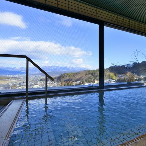 【展望風呂】7階の大浴場からは塩田平と山々の景色が一望