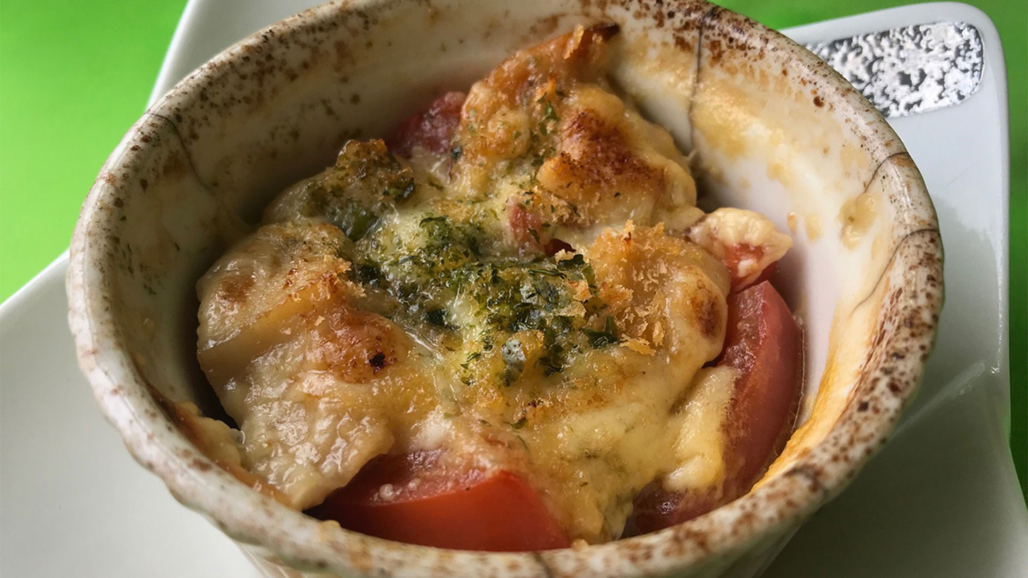 *魚介のチーズ焼き（一例）地元産の新鮮な魚介類を洋風に仕上げた一品です。