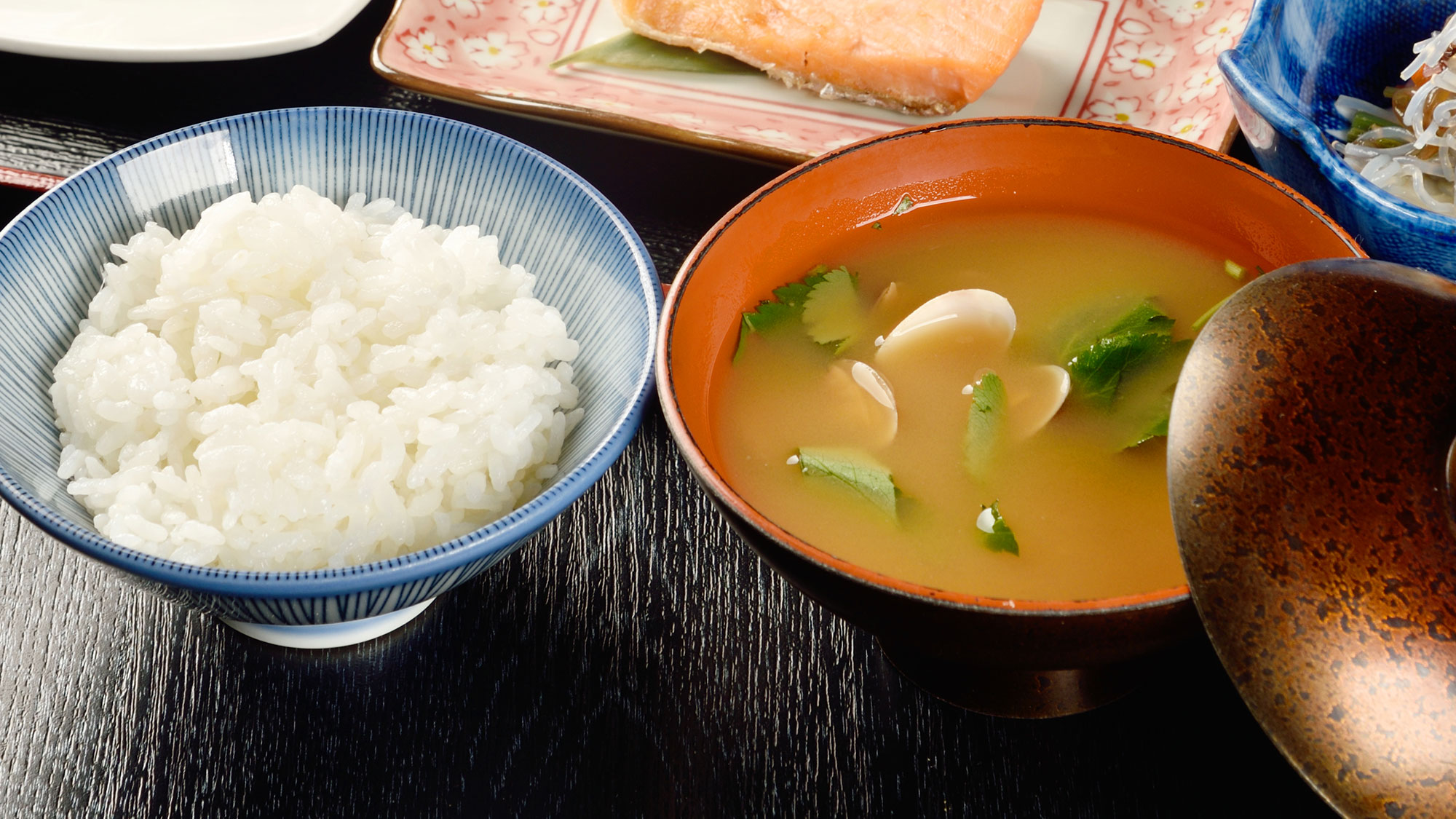 *朝食一例／炊き立ての自家産コシヒカリと星野本店の味噌を使った熱々のお味噌汁。