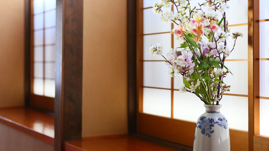 ■館内には四季折々の花を活けております