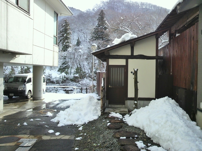【貸切露天風呂　入口】冬シーズン