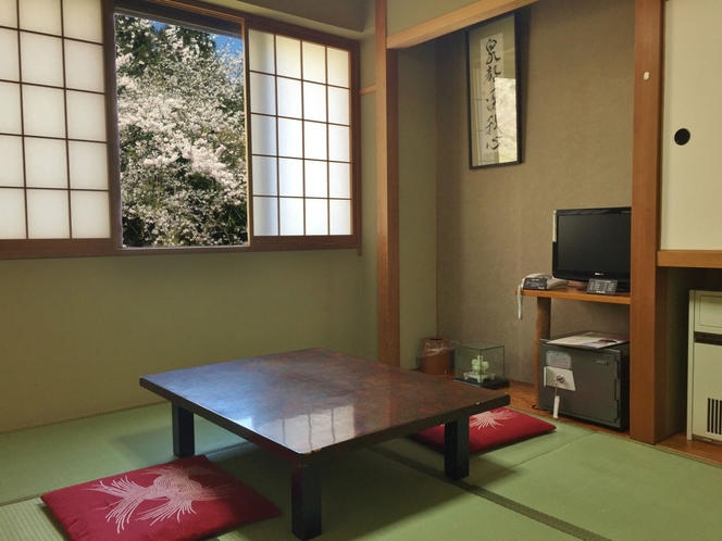 【客室例・北館（陸羽東線線路側～桜シーズン）】源泉近くにある桜は当館で一番最初に咲きます