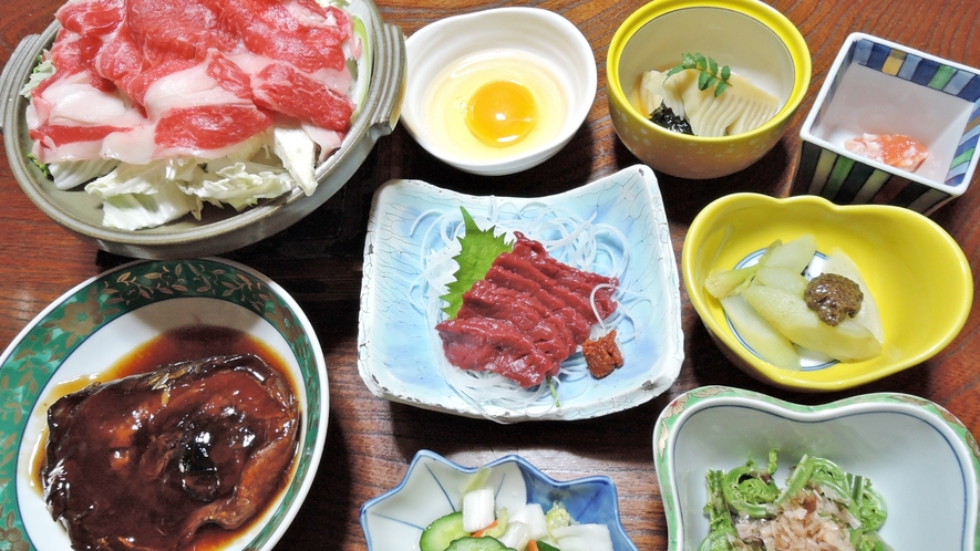 *【夕食/一例】さくら刺しや鯉の煮つけなど、福島の食材をご堪能ください。