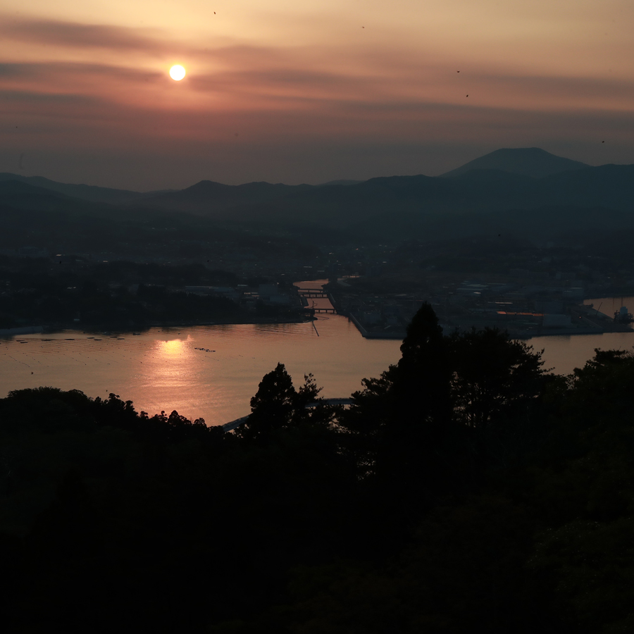 亀山山頂からの夕日。気仙沼湾がたそがれ色に染まります♪