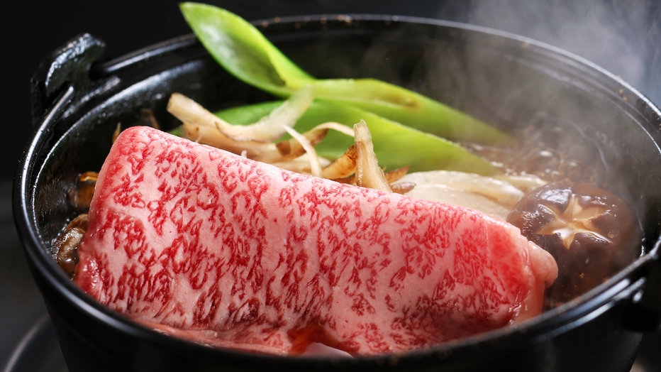 【温泉×国産黒毛和牛すき焼き】上質な国産黒毛和牛×地元醤油で仕立てた手作り割下で。ほっこり贅沢な夜