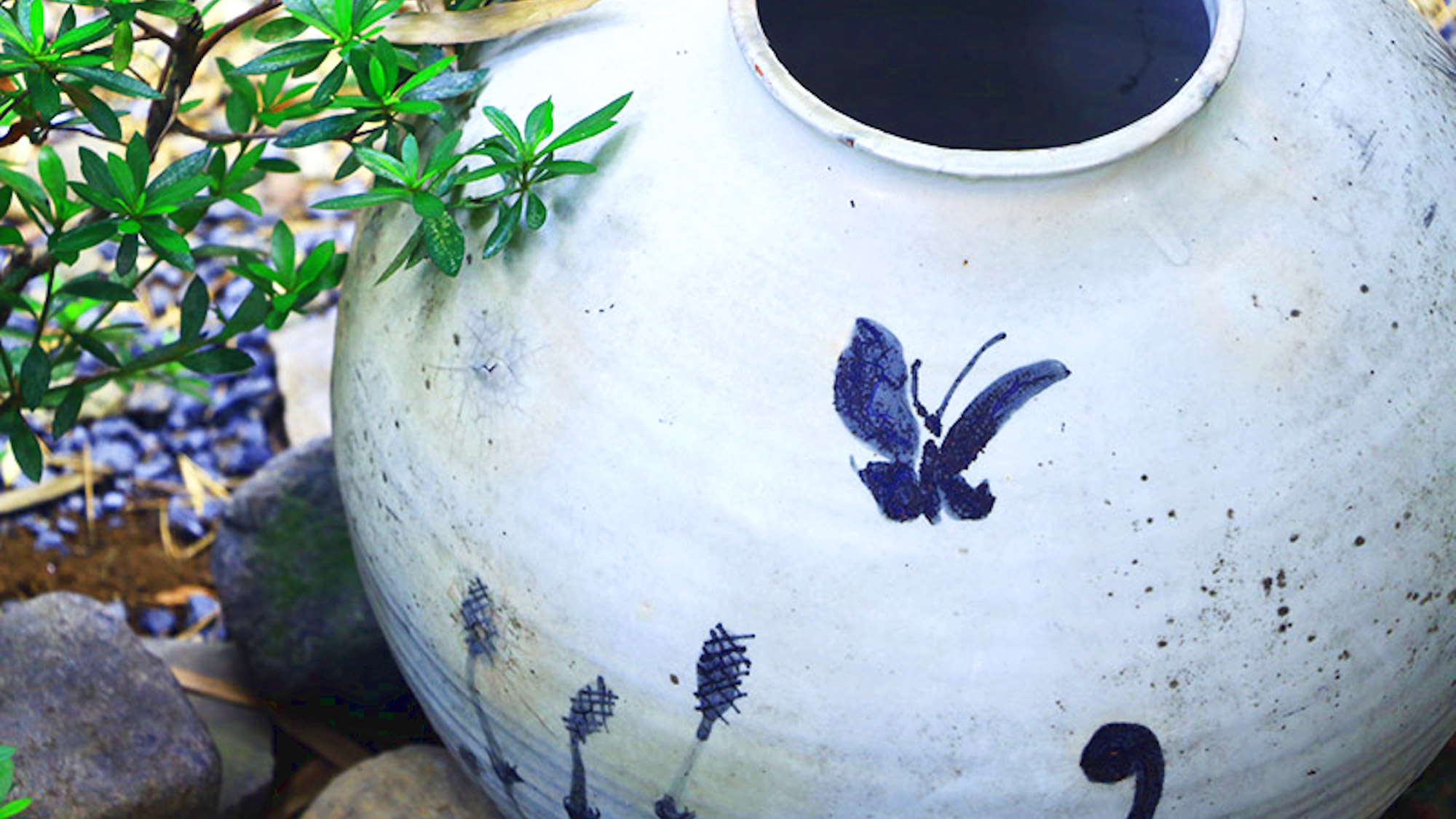 ・厳選した古美術品やオブジェが、 お部屋やお庭の随所でおもてなしいたします