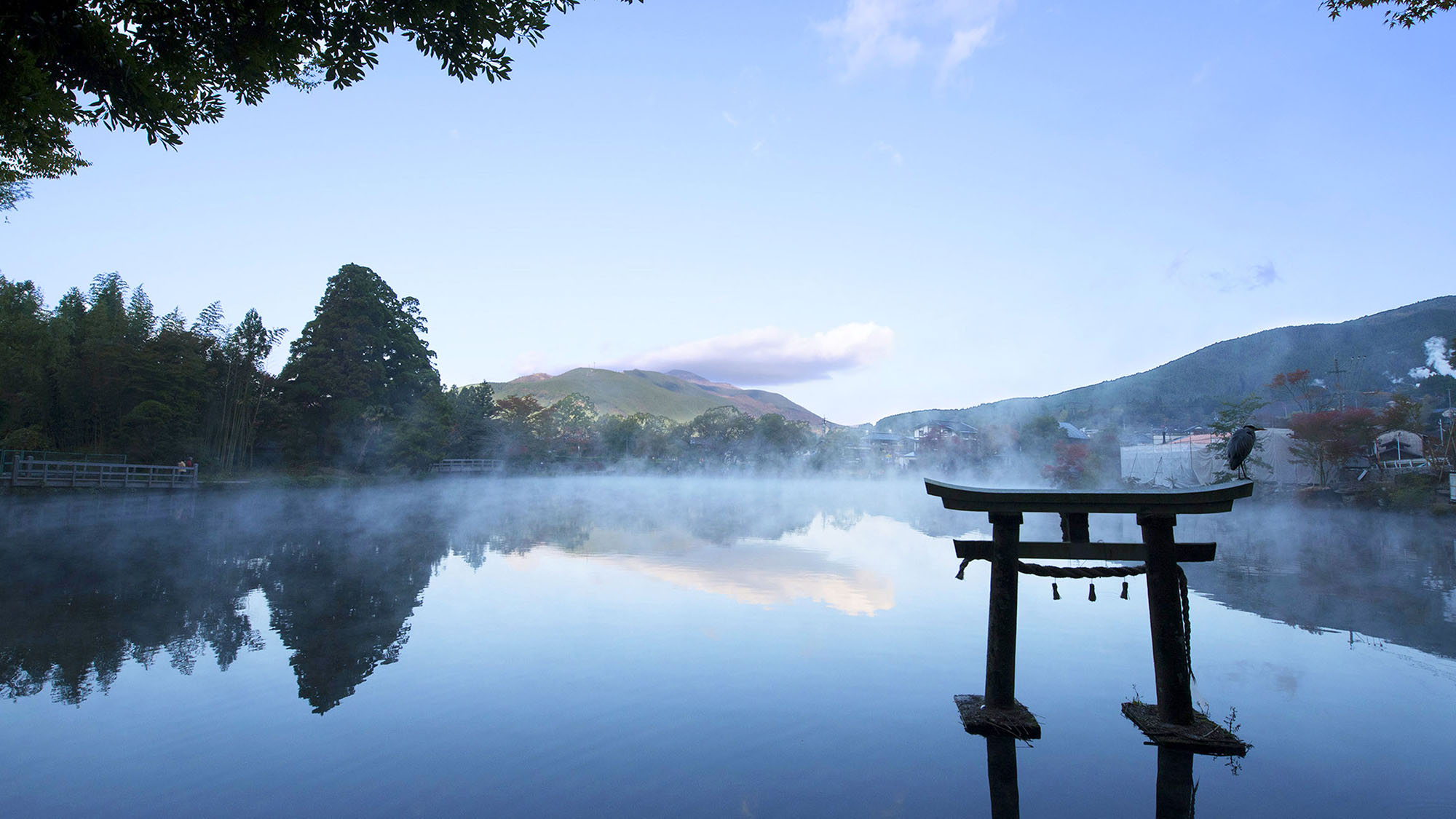 ・湯布院の代表的な景勝地「金鱗湖」