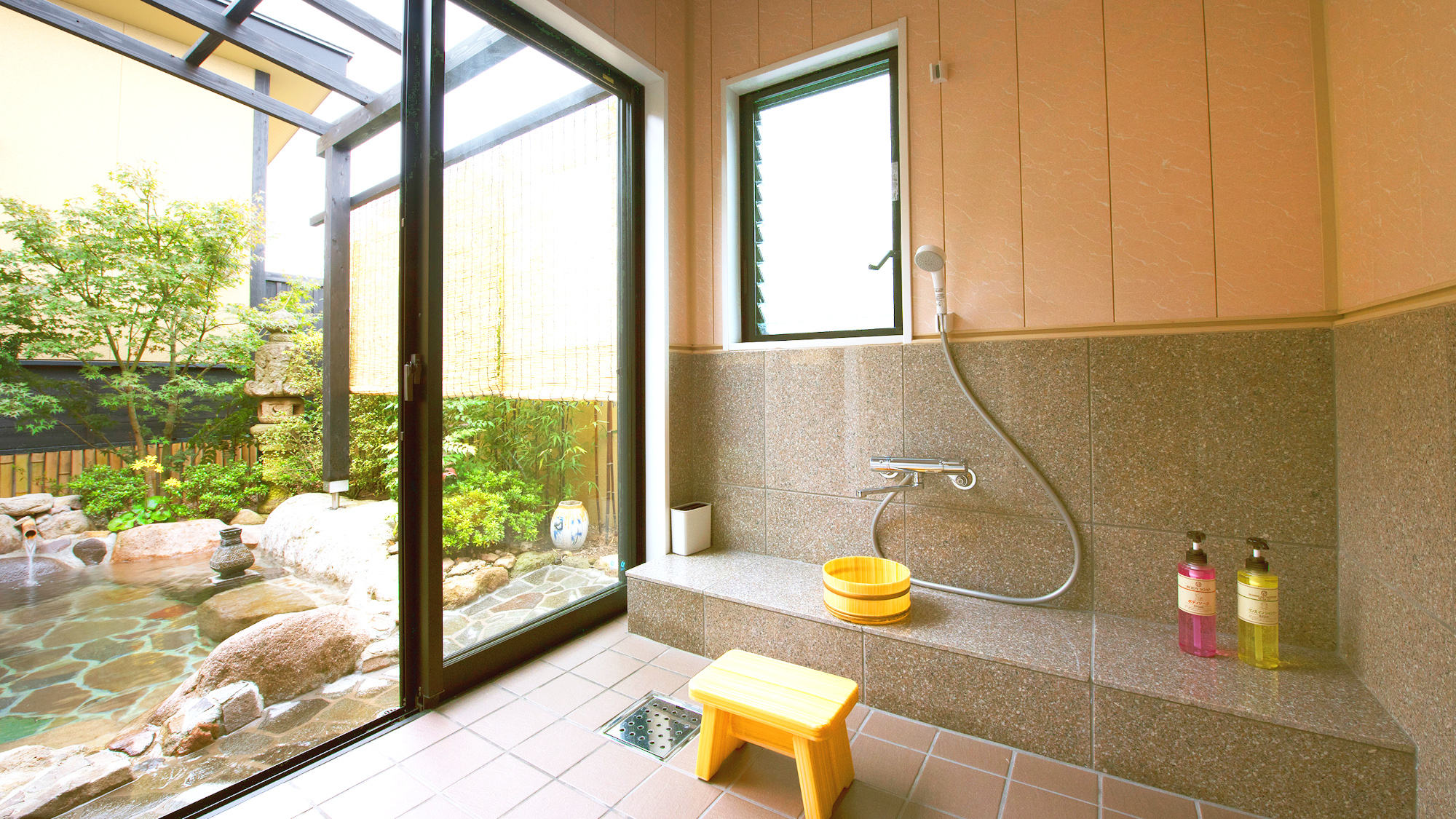 ・洗い場付きで冬でも快適です