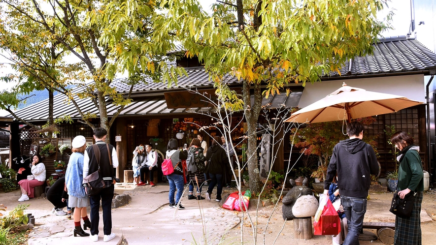 ・湯の坪街道ではショッピングもお楽しみいただけます