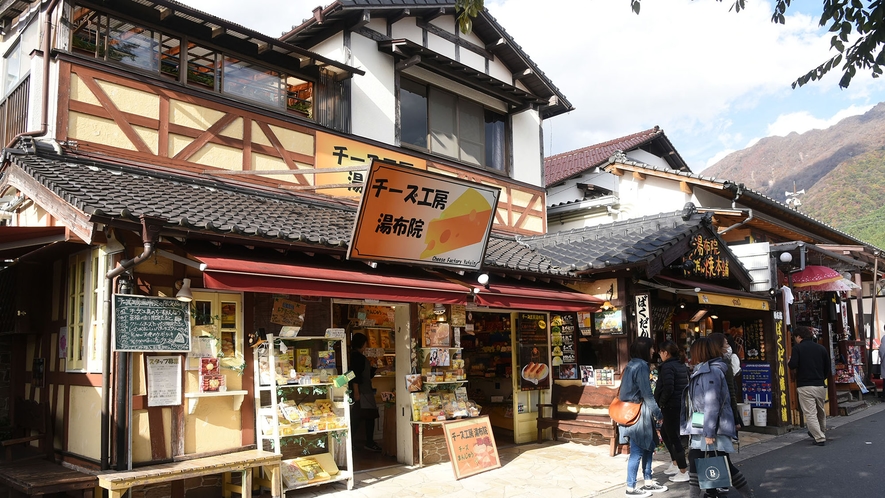 ・湯の坪街道ではショッピングもお楽しみいただけます