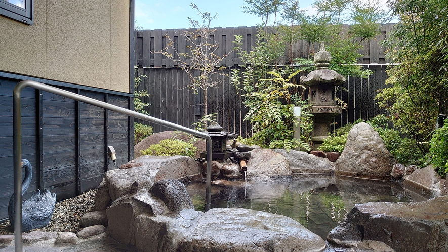 【別館】日本庭園に囲まれた客室露天風呂