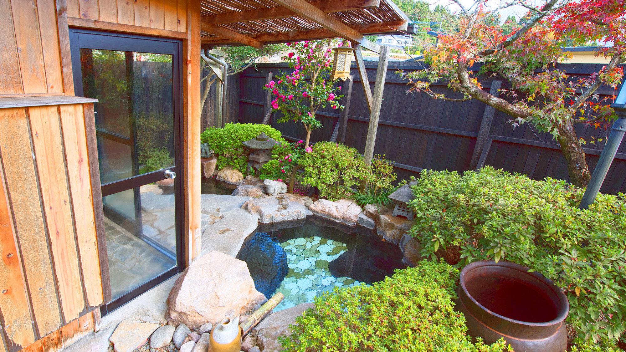・日本庭園に囲まれた専用露天風呂