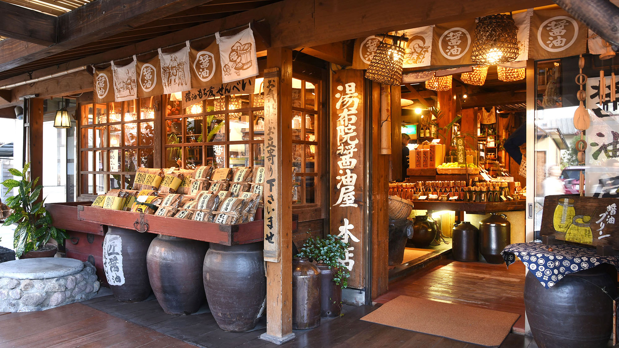 ・湯の坪街道ではショッピングもお楽しみいただけます