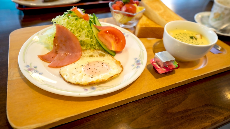・【朝食一例】地元・秋田の食材を使った出来立て朝食