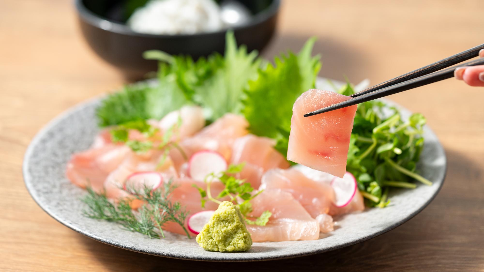 【朝食ビュッフェ】朝からまぐろ刺身も楽しめます。