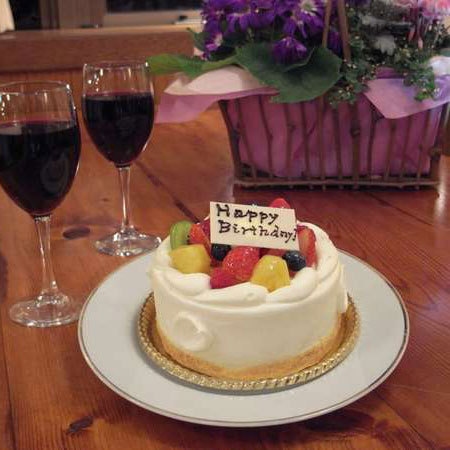 【記念日を過ごす】お祝いホールケーキ付☆///グラスワインで乾杯