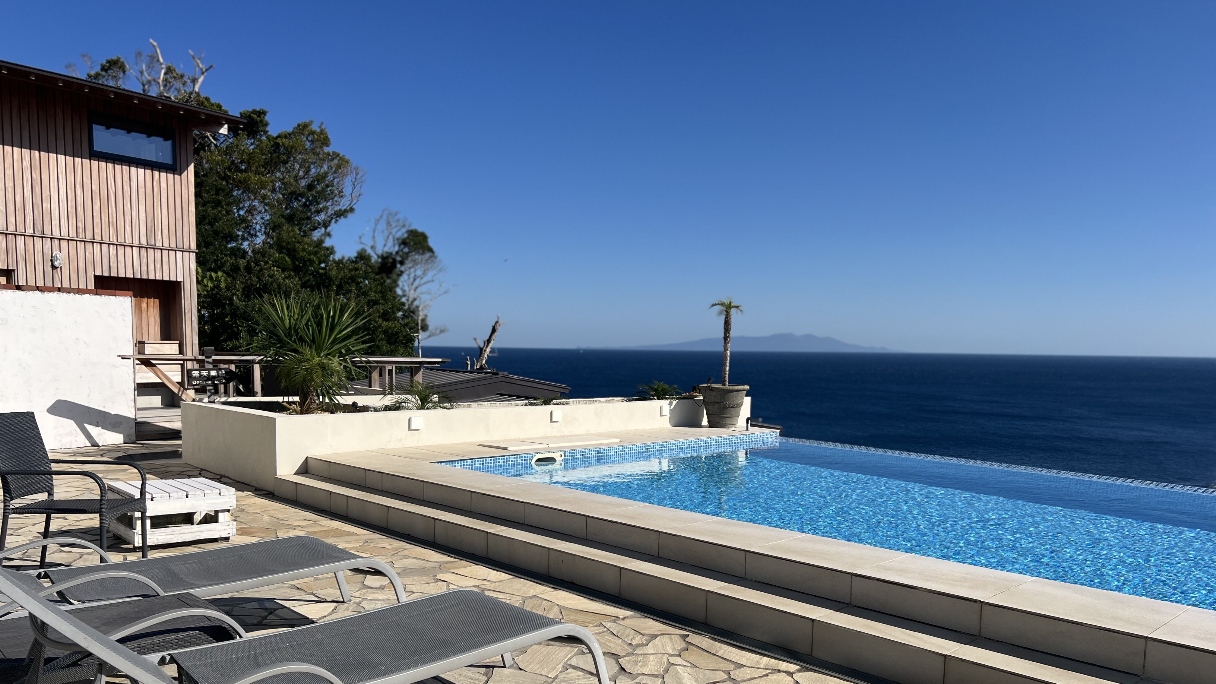 テラスのデッキチェアでゆったりと