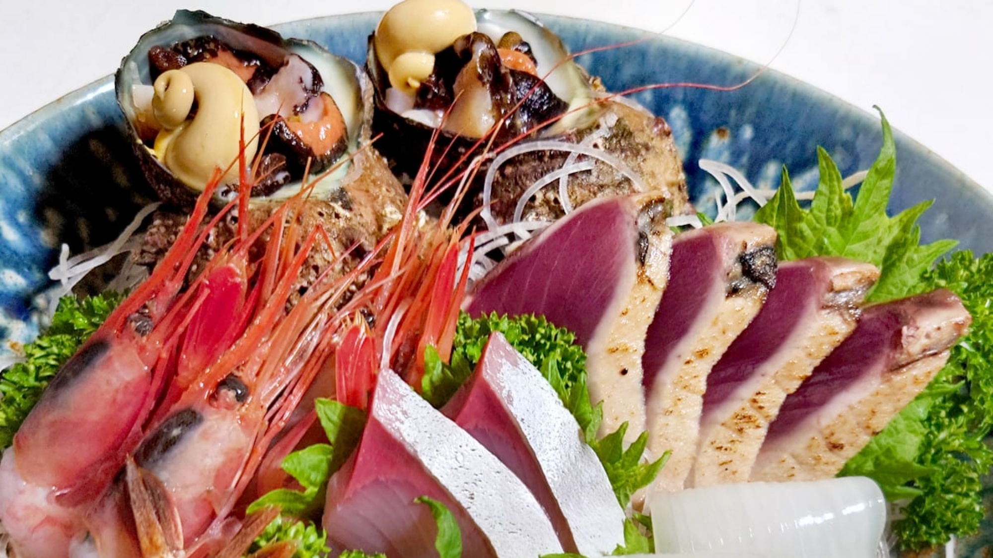 *夏の刺身盛り合わせ／旬にあわせた魚貝を堪能