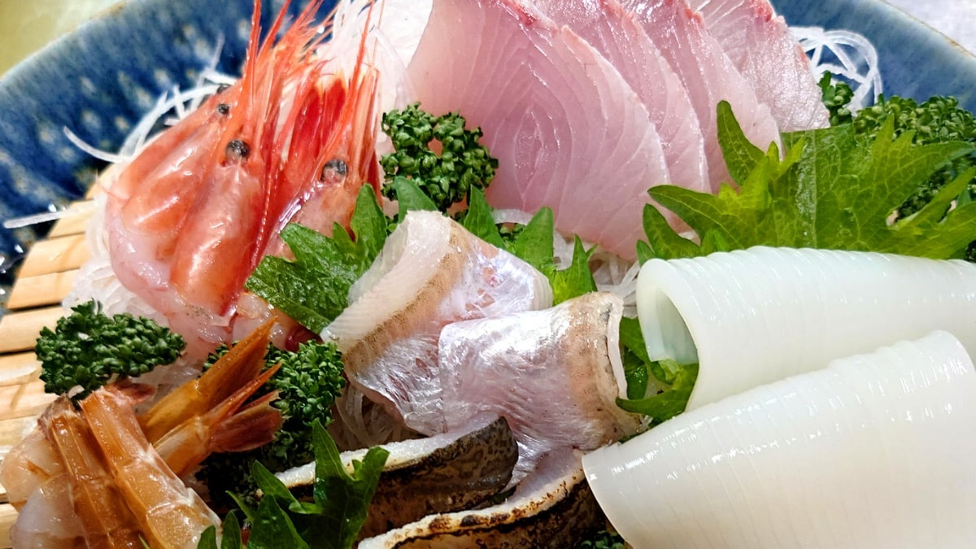 *活魚刺身盛り合わせ／漁師が厳選する魚介とお料理