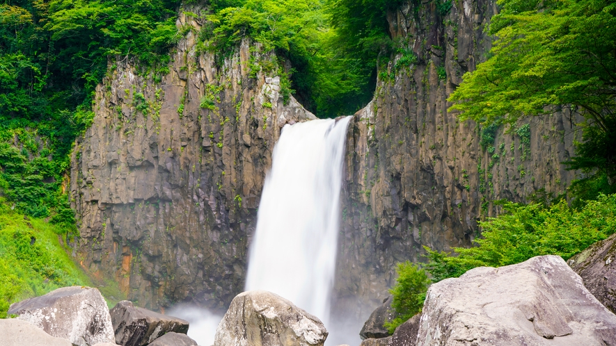 苗名滝 ※当館近くには絶景がございます。