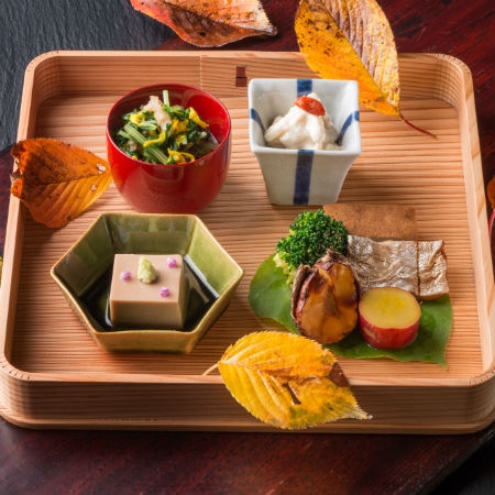 【9〜11月】松茸土瓶蒸しなど、秋の味覚に神戸牛しゃぶしゃぶを加えたお料理コース〈特選懐石〉