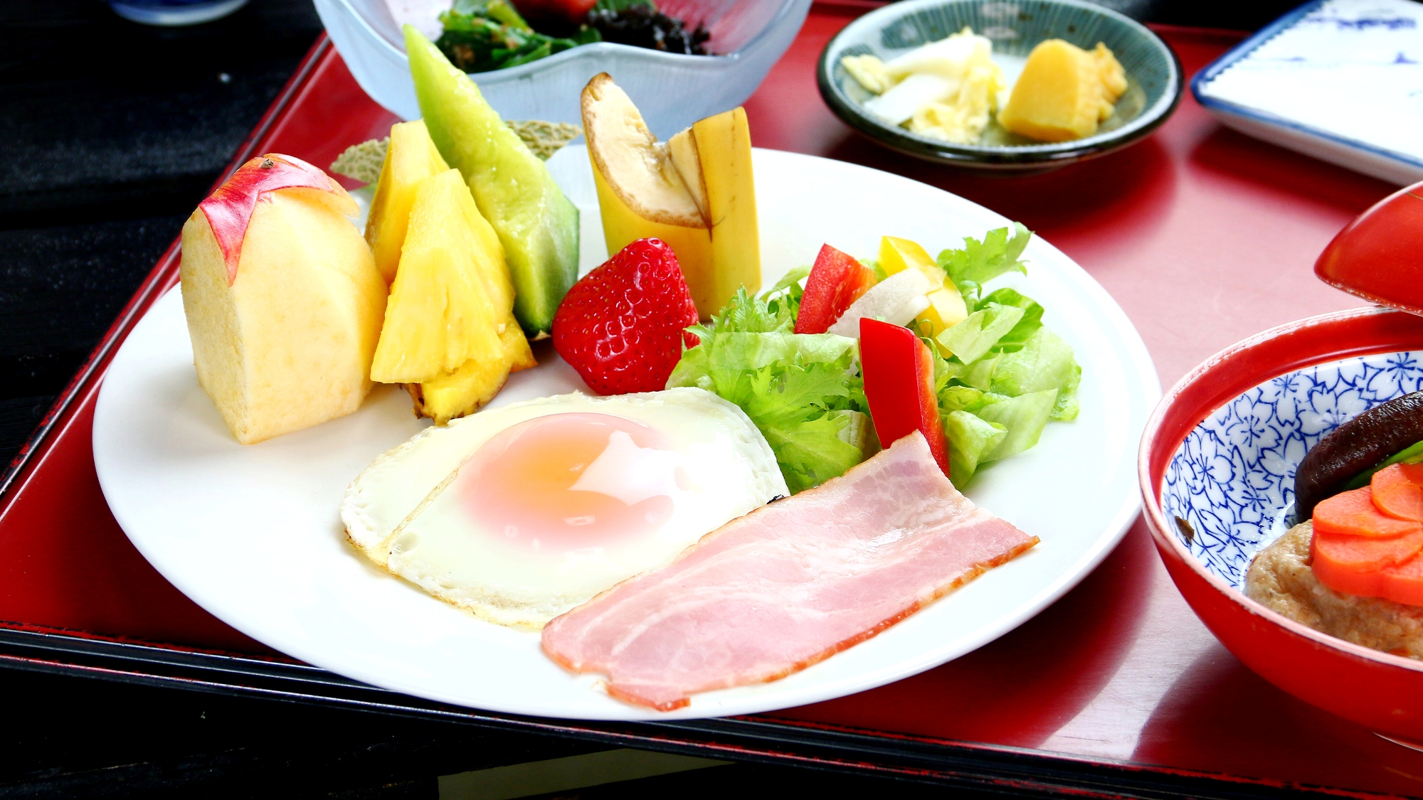 【食事】朝食。自家栽培野菜と季節のフルーツ、手作りのおかずが体にしみわたる・・・田舎の朝ごはんです。