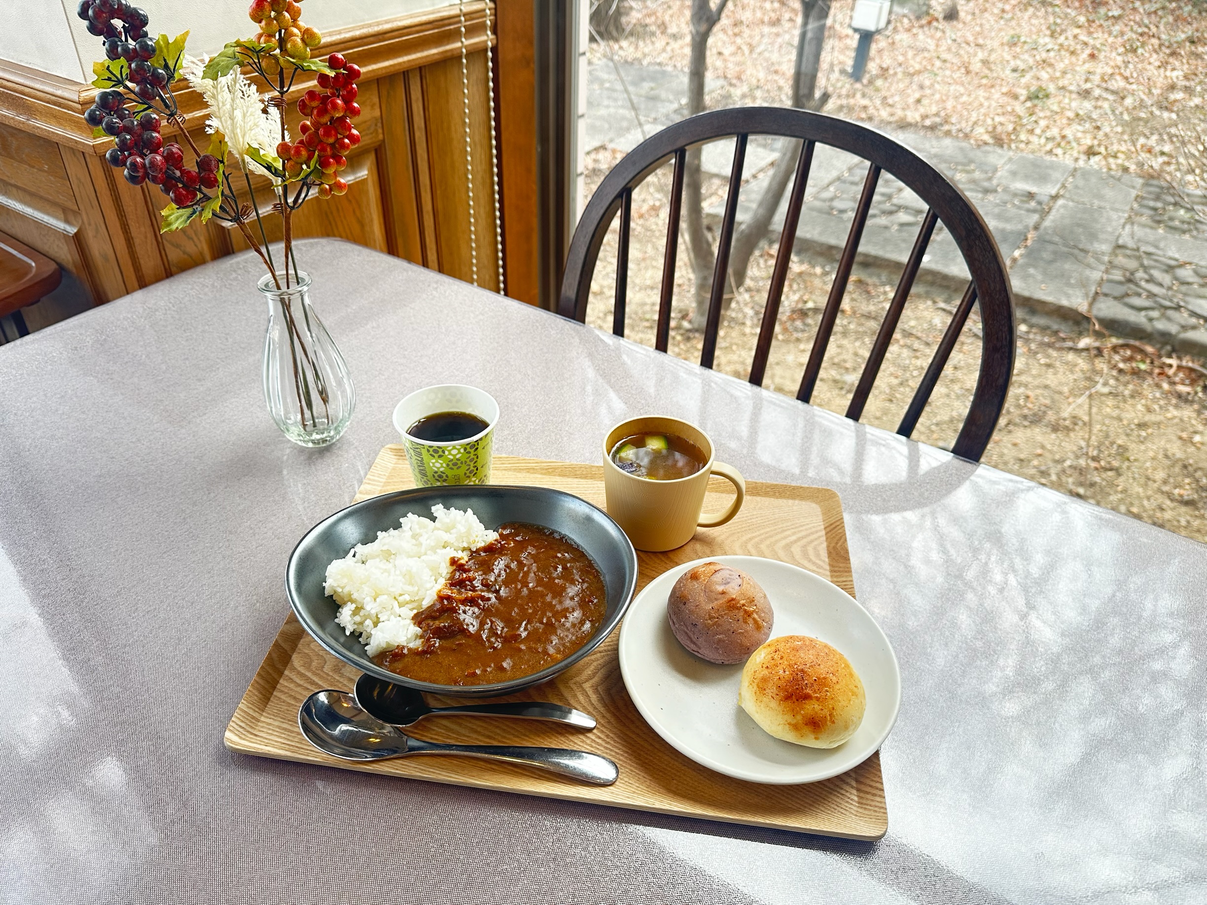 自家製パンと国産金芽米の朝カレー！