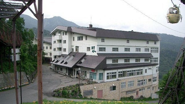 志賀高原のど真ん中！大自然の中に佇む岩菅ホテル