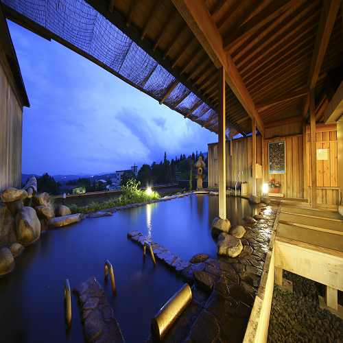 * [Open-air bath with a view] (Spring evening view) / Akakura Onsen where you can see the scenery from the hill every moment