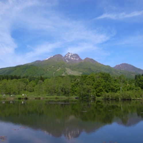 【春の妙高山】　いもり池にて