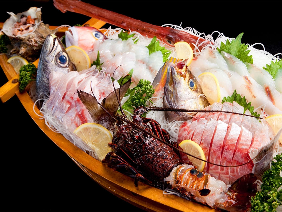 SHIOSAIの長さ約1mの舟盛り。伊勢海老や地魚のお造りがのる