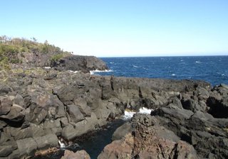 徒歩１０分の城が崎海岸は大室山の噴火の溶岩でできた海岸です。