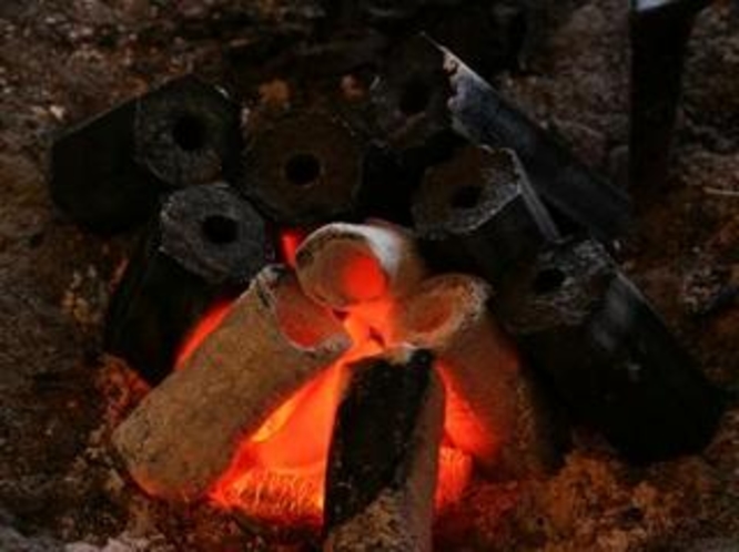 囲炉裏の炭イメージ