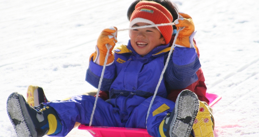 *【岩原スキー場】キッズ雪遊びゾーンがお子様連れのご家族に人気です。