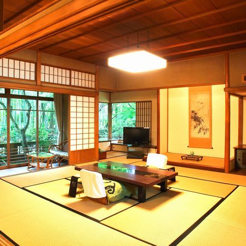 [An example of a special room building] The number of Shoin's strange winds. A room along the clear stream Katsura River where you can enjoy a natural hot spring bath.