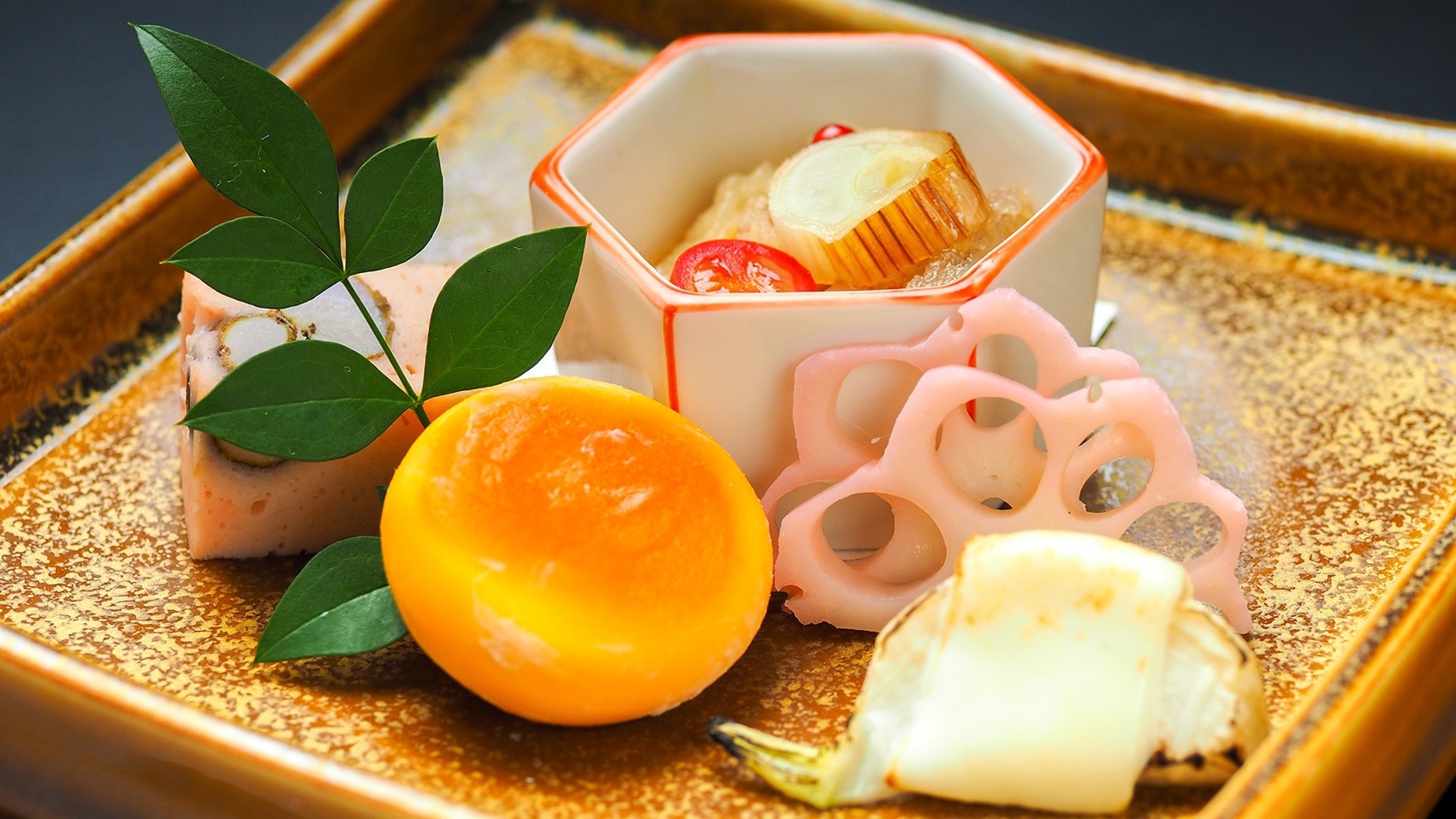 ［文化財に泊まる］お部屋食で味わう季節の月替わり会席料理を堪能♪