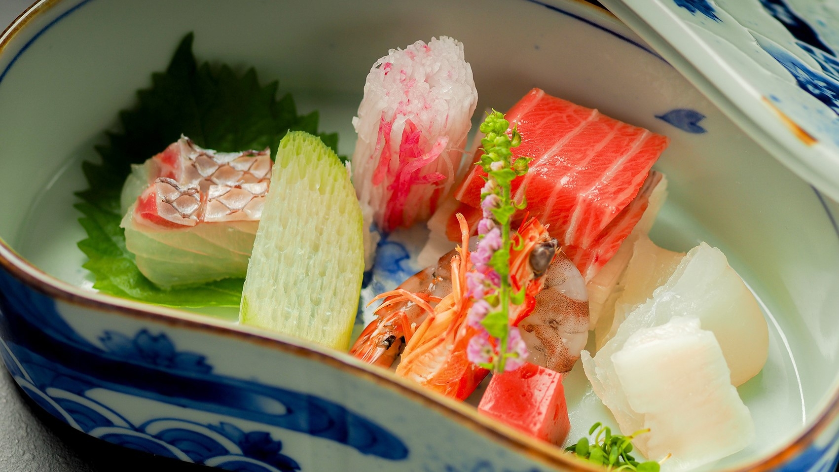 ［文化財に泊まる］お部屋食で味わう季節の月替わり会席料理を堪能♪