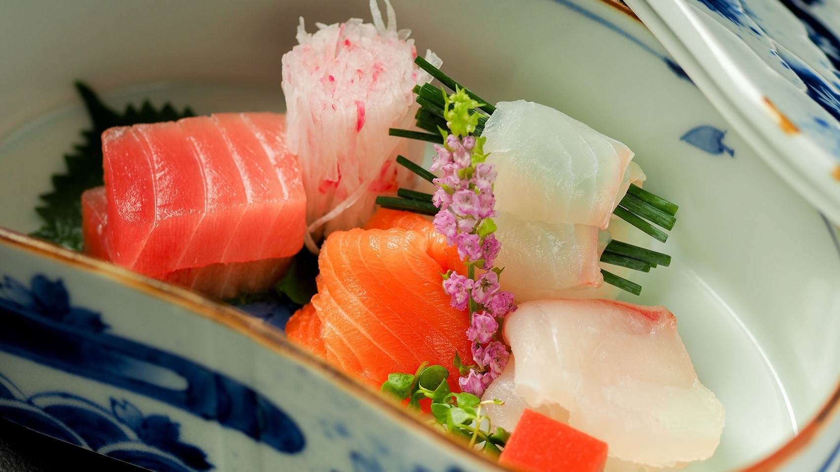 ［文化財に泊まる］お部屋食で味わう季節の月替わり会席料理を堪能♪