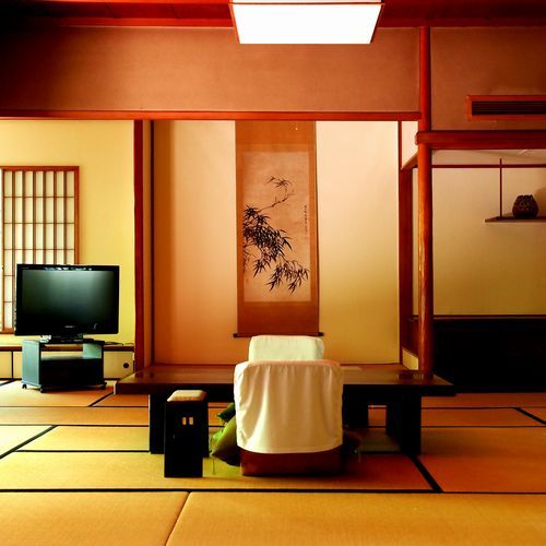[Example of special room building] It is luxuriously spacious and elegantly constructed, and you can see the clear stream Katsura River from the guest rooms.