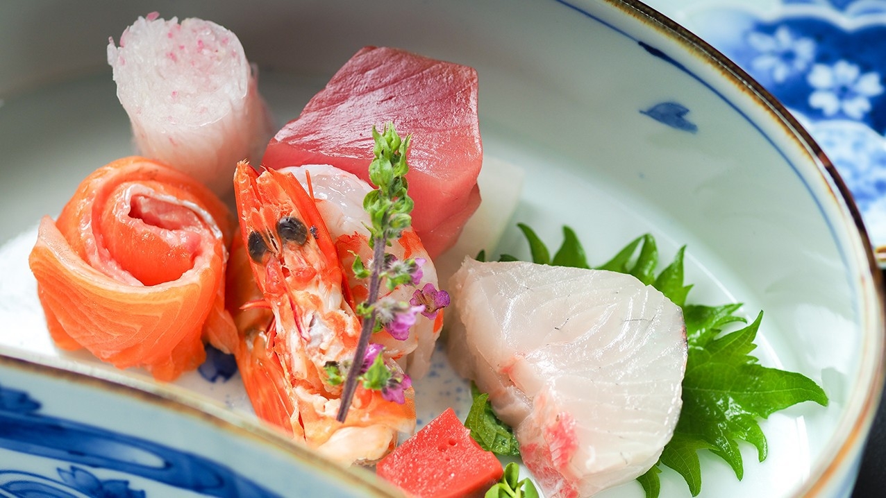 ［文化財に泊まる］お部屋食で味わう季節の月替わり会席料理を堪能♪