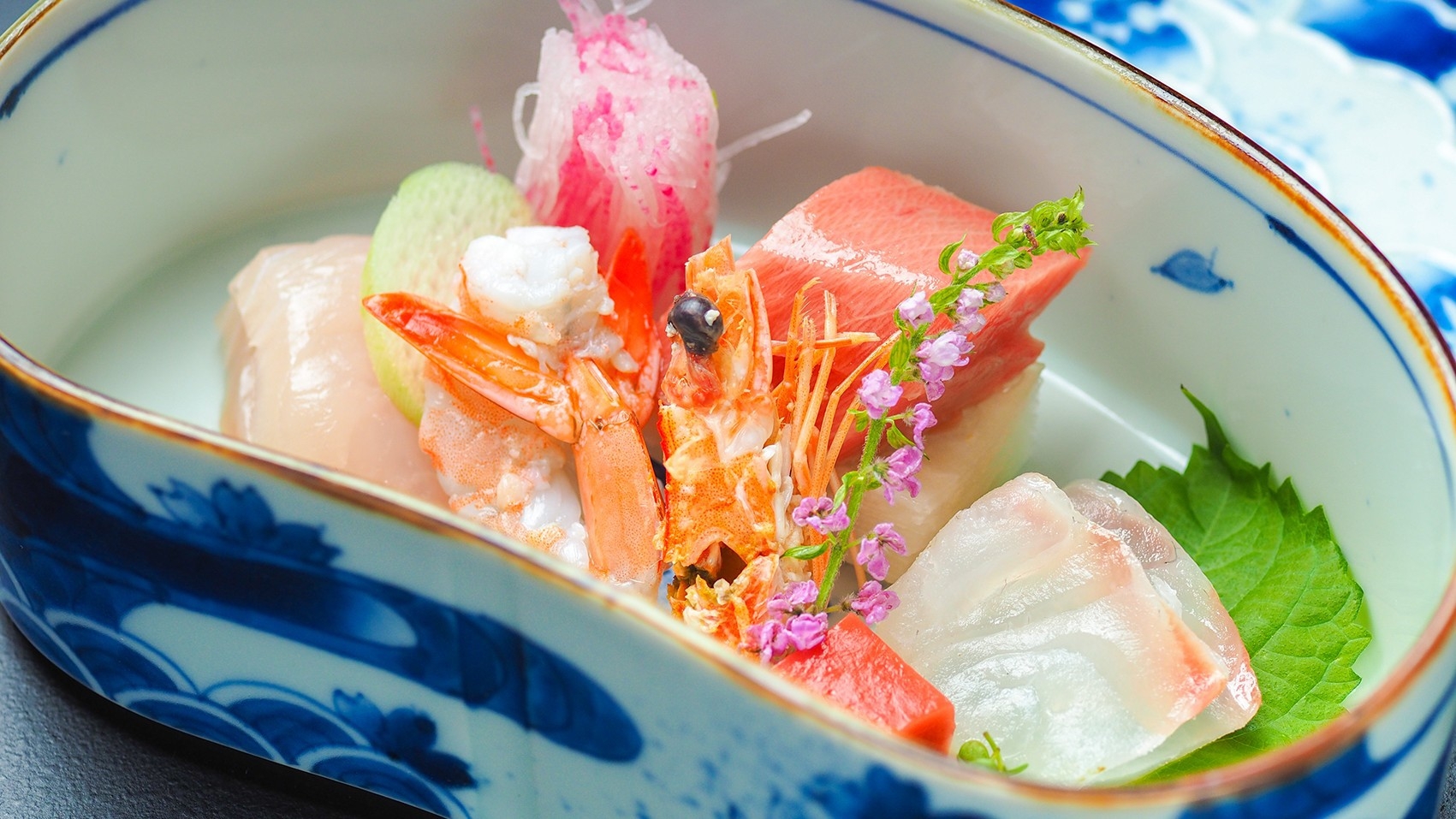 ［文化財に泊まる］お部屋食で味わう季節の月替わり会席料理を堪能♪