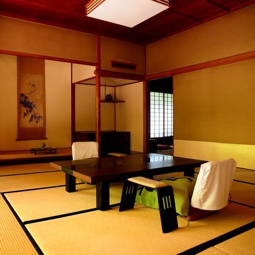 [Contoh bangunan ruangan khusus] Ruangan yang luas dengan dua pintu geser yang dipisahkan oleh fusuma, dengan pinggiran yang lebar dan pemandian air panas alami yang lebar dari cypress.