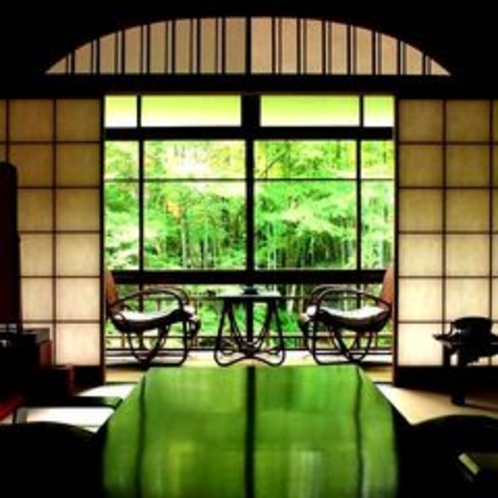 【花の棟客室の一例】桂川と竹林の小径を眺めながら、ゆったりとした時間をお楽しみください。