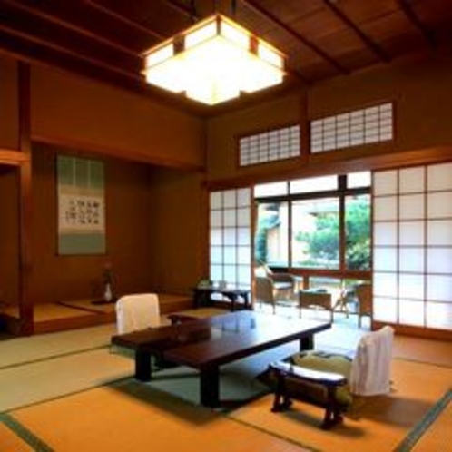 【準特別室の一例】登録文化財「桐の棟」池の上に建ち、角部屋で二方向に窓があり、開放的で寛げます。