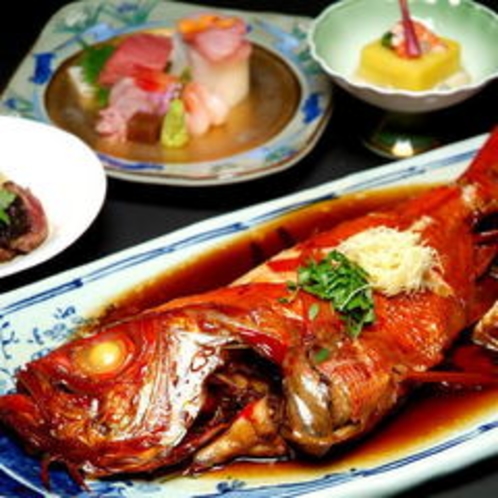 【金目鯛の姿煮一例】秘伝のタレが美味しい、金目鯛の姿煮をご賞味いただけます。