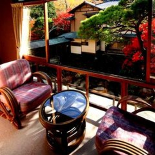 【準特別室棟の一例】赤杉を使った客室で、贅沢で格調高い雰囲気を味わっていただけます。
