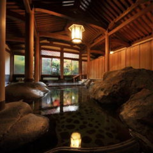 【登録文化財　天平大浴堂】総檜造り。荘厳な雰囲気の中で、池の鯉を眺めながらゆったりお寛ぎください。