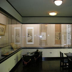 【書画展示室】当館所蔵の横山大観や安田靫彦などの作品を月替わりで展示しております。